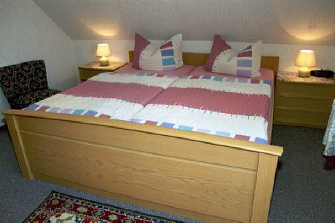 Schlafzimmer mit Doppelbett