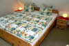 Schlafzimmer mit Doppelbett